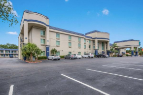 Clarion Inn & Suites Central Clearwater Beach